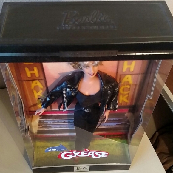 Collectors edition Barbie as Sandy from Grease - Picture 3 of 5